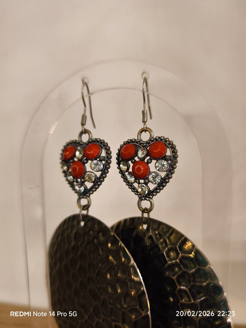 Boucles d'Oreilles Cœur Corail & Métal Martelé