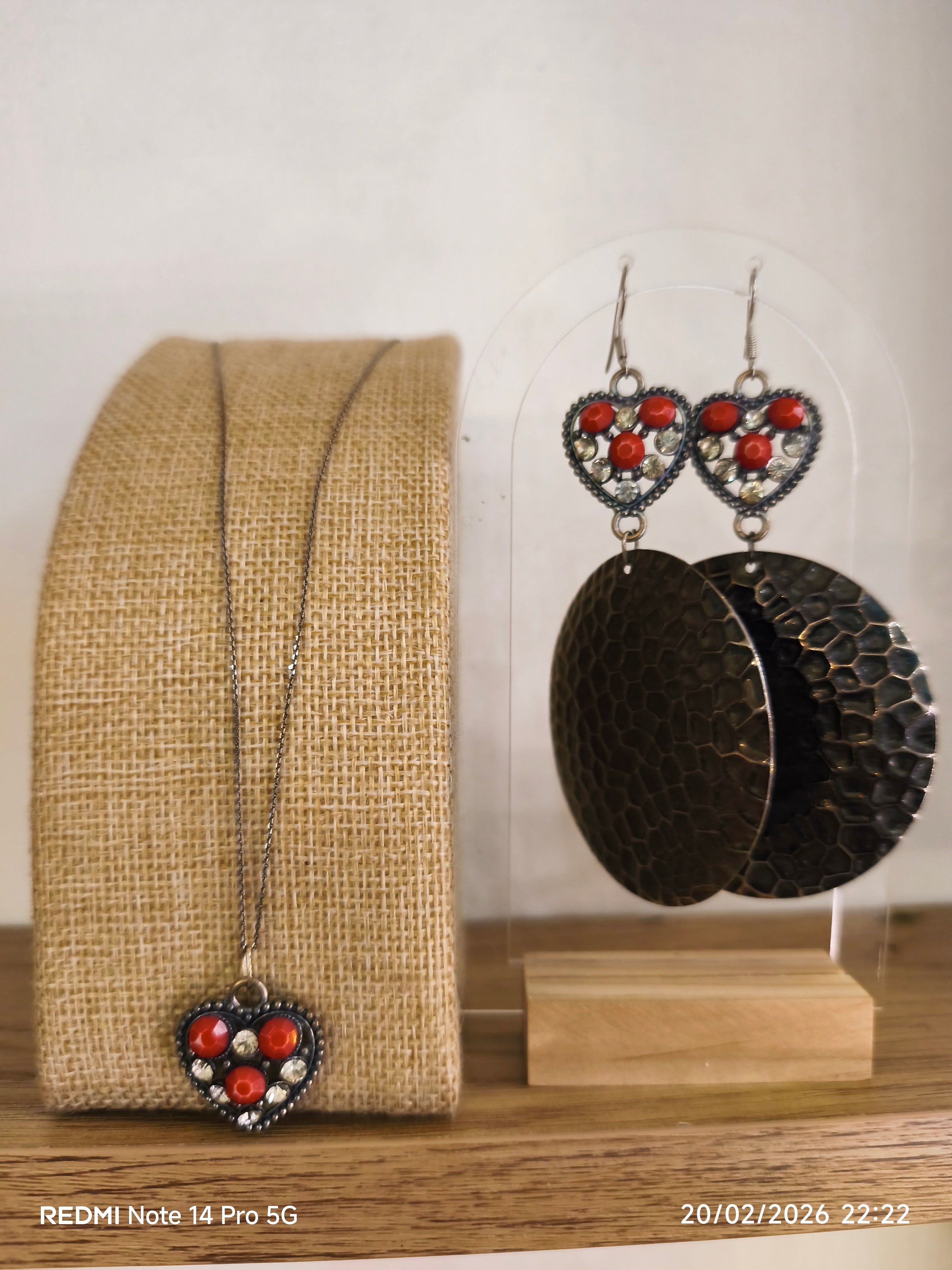 Boucles d'Oreilles Cœur Corail & Métal Martelé